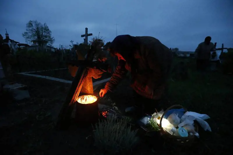 Una donna in un cimitero di Bucarest, in Romania