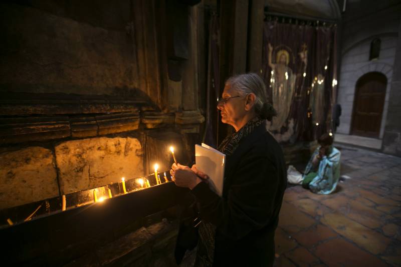 Una fedele accende candele a Gerusalemme