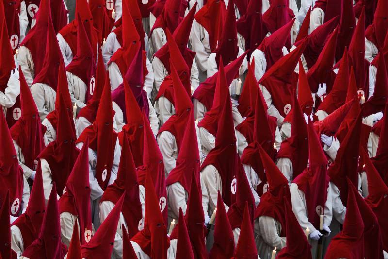 Fedeli sfilano in processione a Zamora, in Spagna