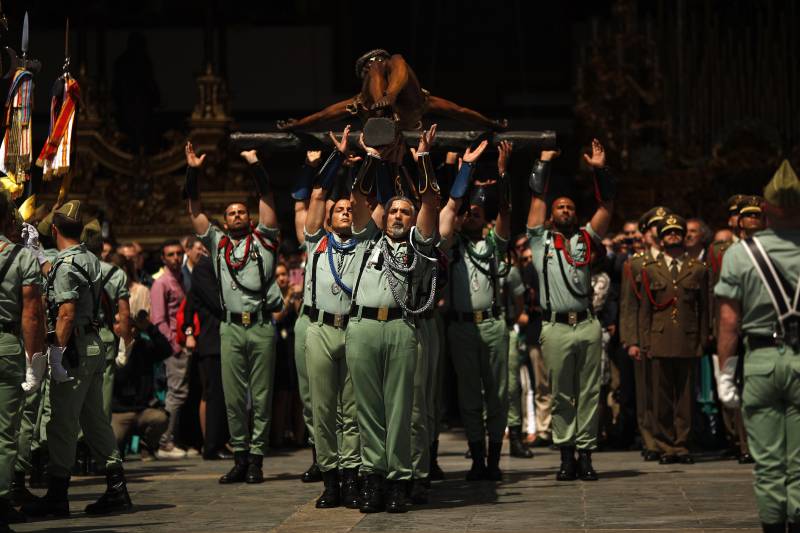 Militari spagnoli portano in processione il Crocifisso a Malaga