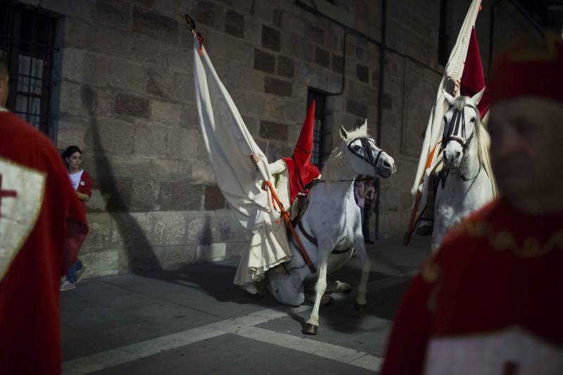Membri di una confraternita a cavallo, nella città spagnola di Zamora