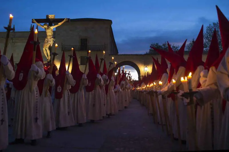 Processione con le fiaccole a Zamora, in Spagna