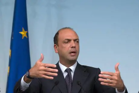 Berlusconi: niente tasse a chi assume giovani. Alfano si iscrive alla Cgil