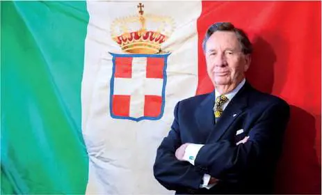 Pier Luigi Duvina con la bandiera autografata sul retro da Umberto II di Savoia
