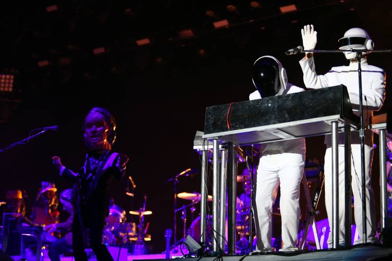 I finti Daft Punk, sul palco con gli Arcade Fire