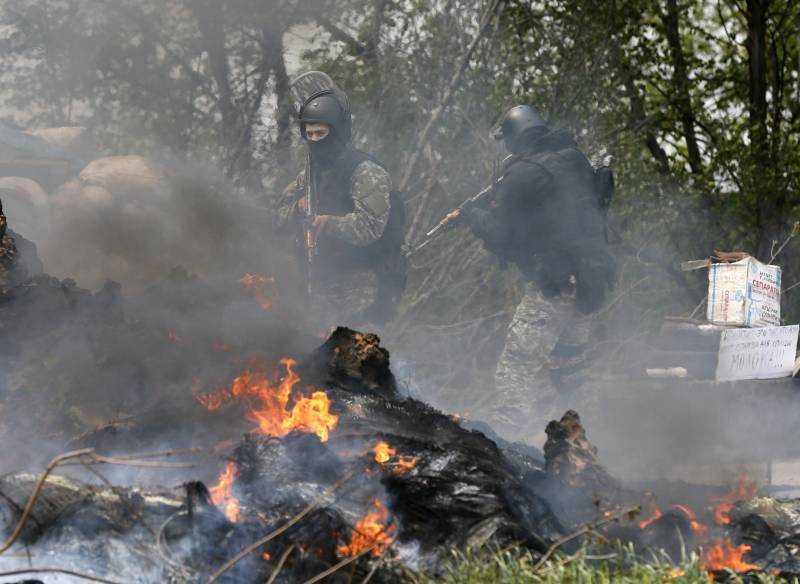 Posto di blocco abbandonato e dato alle fiamme fuori Sloviansk