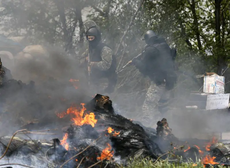 Posto di blocco abbandonato e dato alle fiamme fuori Sloviansk