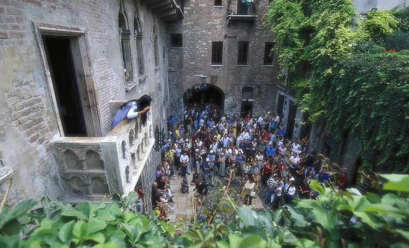 Verona e il muro di "gomme" che umilia Giulietta e Romeo