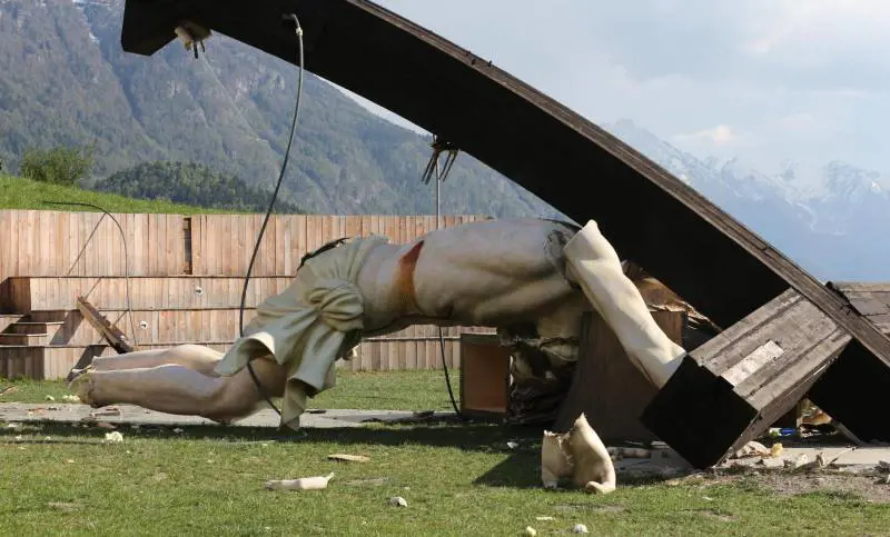 13 indagati a Brescia per il crollo della croce che uccise un giovane