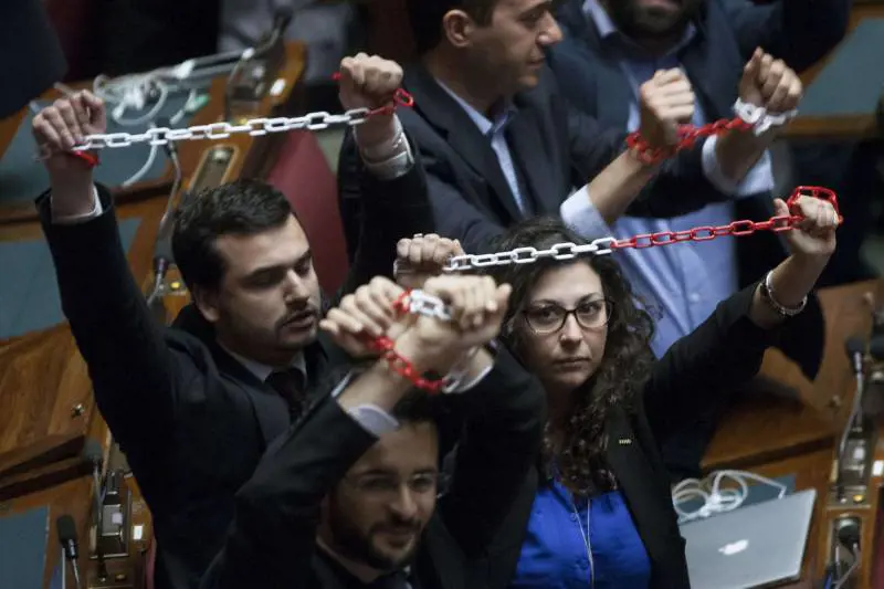 Deputati grillini incatenati alla Camera