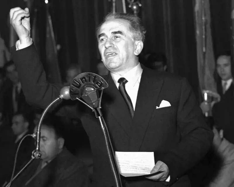 Luigi Longo durante un comizio al teatro Carignano di Torino nel 1950