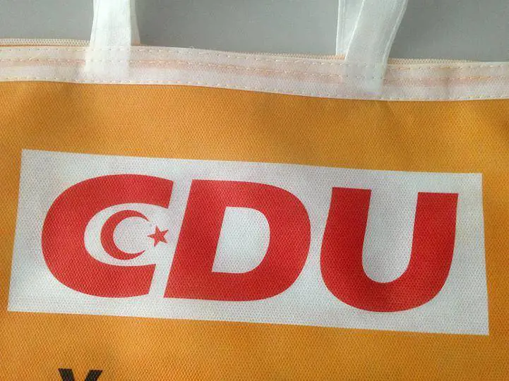 Mezzaluna nel simbolo Cdu. Candidato "sfregia" la Merkel