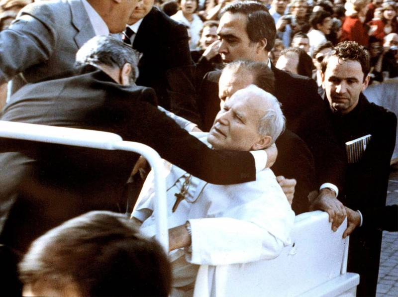 Giovanni Paolo II è ferito in piazza San Pietro da Ali Agca: è il 1981