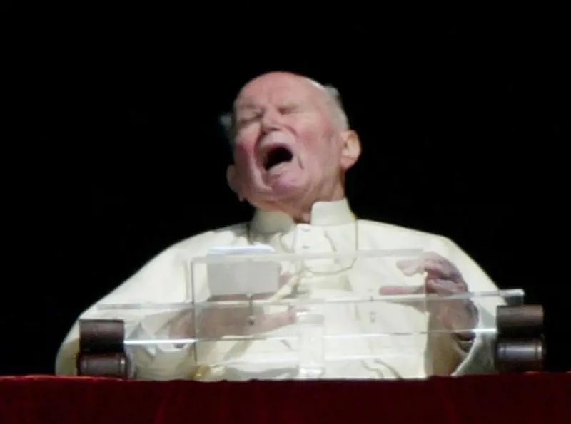 L'ultima immagine pubblica di Giovanni Paolo II: è il 30 marzo 2005, il Papa tenta di recitare l'Angelus ma non ci riesce. Morirà due giorni dopo