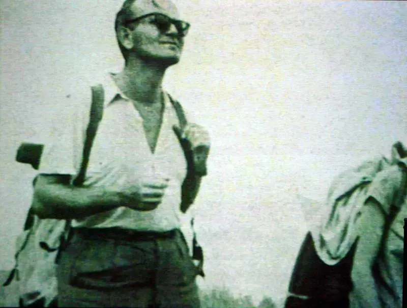 Un giovane Karol Wojtyla durante una gita in montagna