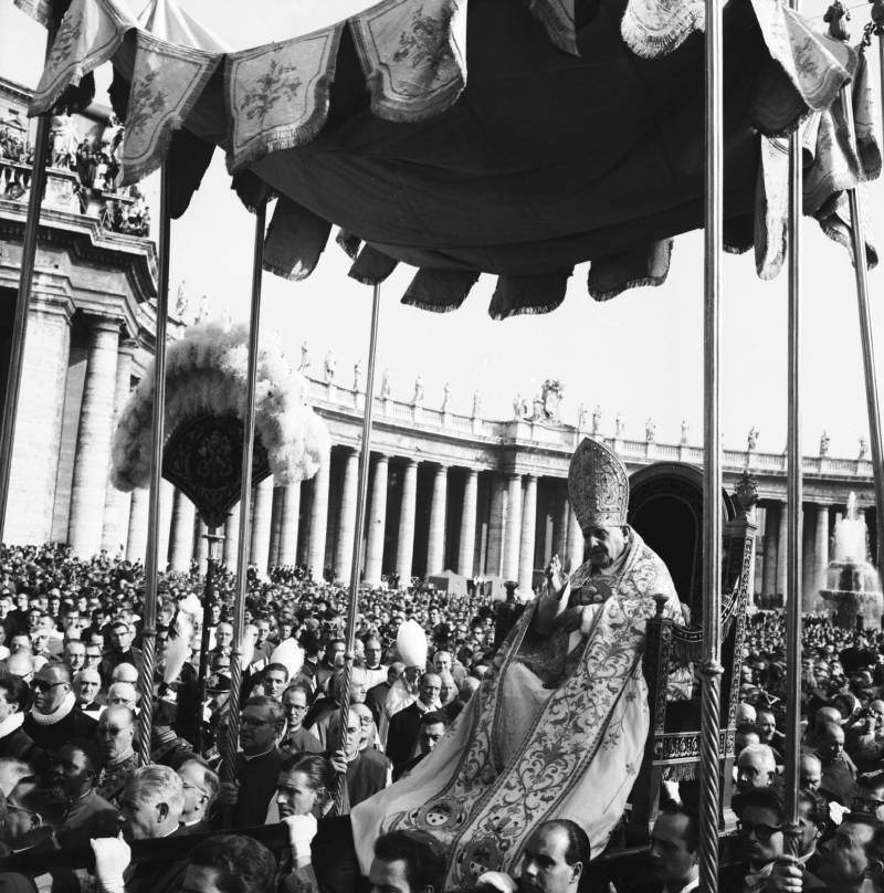 In sedia gestatoria durante i giorni del Concilio Vaticano II