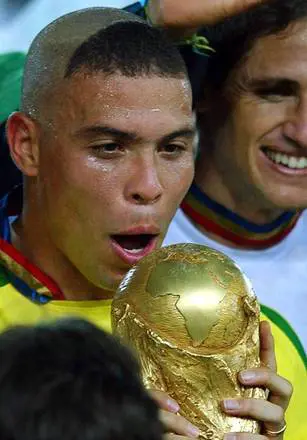 Ronaldo con la Coppa del Mondo nel 2002