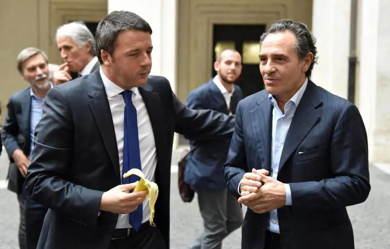 Mangiare una banana contro il razzismo: le foto solidali con Alves