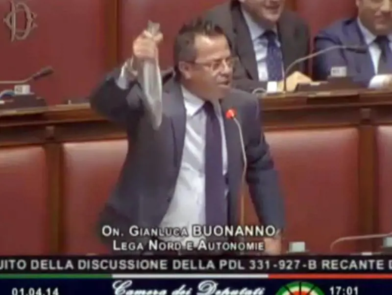 Il leghista Buonanno espone una spigola alla Camera
