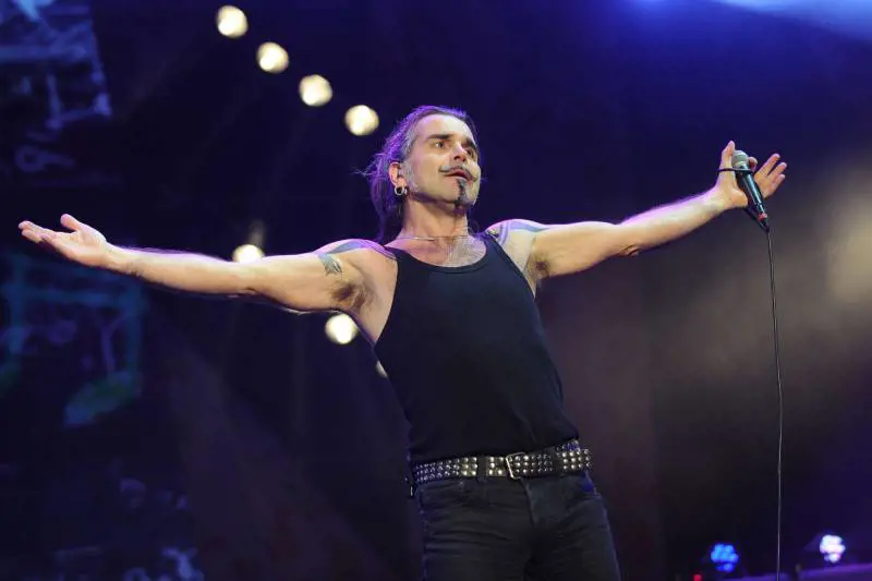 Sinistra scandalizzata da Piero Pelù: "Un milionario che critica gli 80 euro"