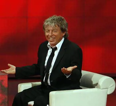 Paolo Rossi più volte ha attaccato Silvio Berlusconi, come in "Era meglio morire da piccoli"