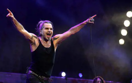 Piero Pelù già in "Tammùria" parlava di "un dittatore dal nuovo balcone" che "spaccia in tv la gioia"