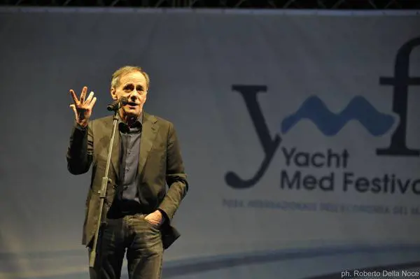 Roberto Vecchioni cantava "Faccetta rosa (in campo azzurro)"