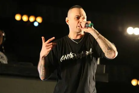 Nel video di "Vip in Trip" di Fabri Fibra appare il sosia di Berlusconi