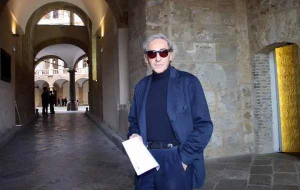 Franco Battiato ha dedicato al Cav "Inneres auge", invettiva contro la sua condotta morale e politica