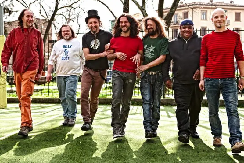 Nel brano "Lo sciopero del sole" della Bandabardò si fa riferimento all'impero televisivo di Berlusconi