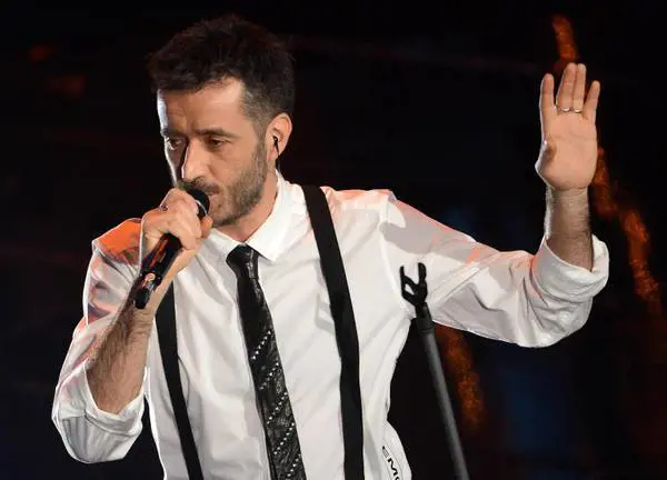 Daniele Silvestri parla di Berlusconi in "Che bella faccia" 