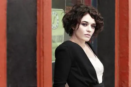 Carmen Consoli in AAA Cercasi racconta di escort e politica