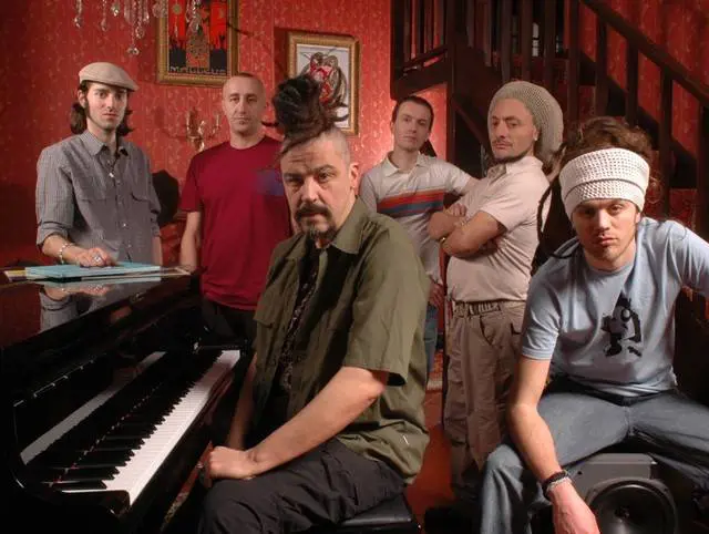 Gli Africa Unite, insieme ai Mau Mau hanno registrato "Ritmo Politico"