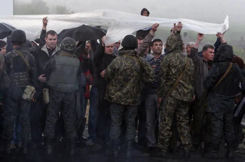 Ucraina, liberati osservatori Osce. Continua l'offensiva contro i filorussi