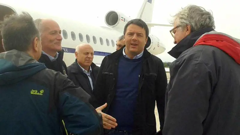 Renzi resta senza coperture e va all'attacco dei sindacati