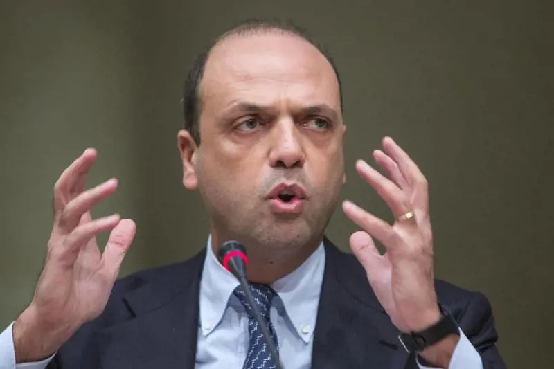Alfano scivola sui rifugiati: boccia le norme fatte da lui
