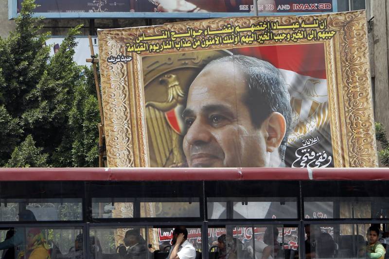 Un manifesto con il volto di Abdel Fath al-Sisi in una strada della periferia del Cairo