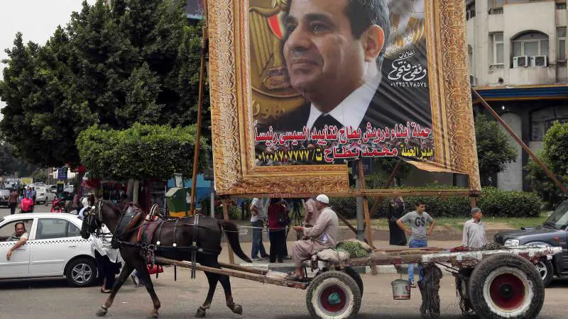 Un manifesto con il volto di Abdel Fath al-Sisi in una strada della periferia del Cairo