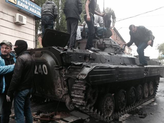 Blindato ucraino catturato dai filo russi all'incrocio con via Lenin