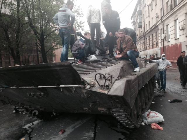 Blindato ucraino catturato dai filo russi all'incrocio con via Lenin