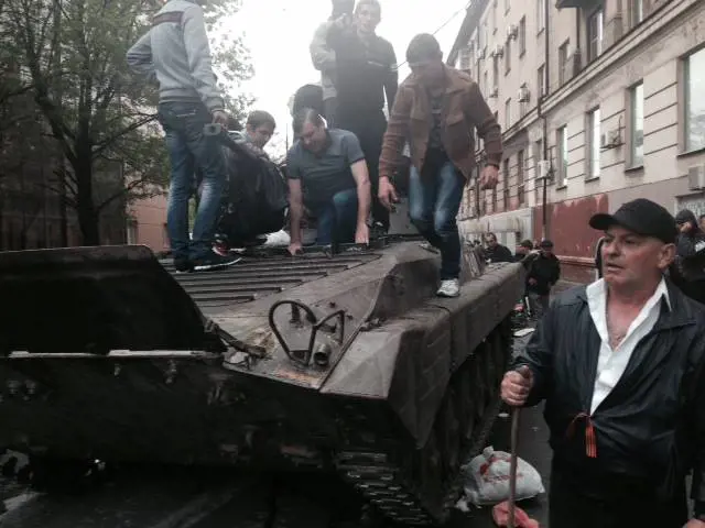 Blindato ucraino catturato dai filo russi all'incrocio con via Lenin