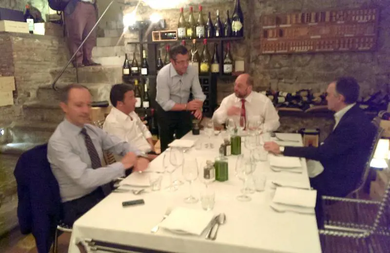 Il premier Matteo Renzi in trattoria con Martin Schulz