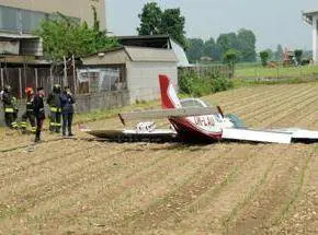 Fa schiantare l'aereo lontano dalle case