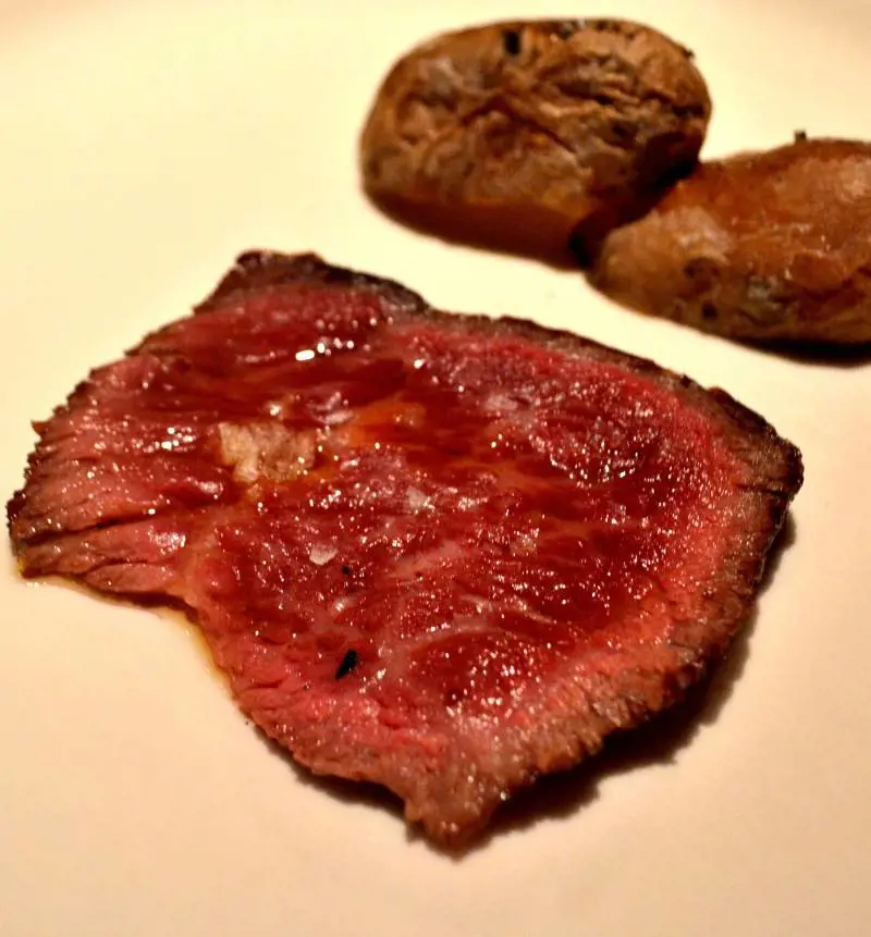 Tagliata alla brace con patate cotte nella cenere