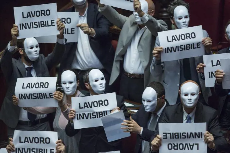La protesta di Se dopo il voto sulla fiducia al dl Lavoro