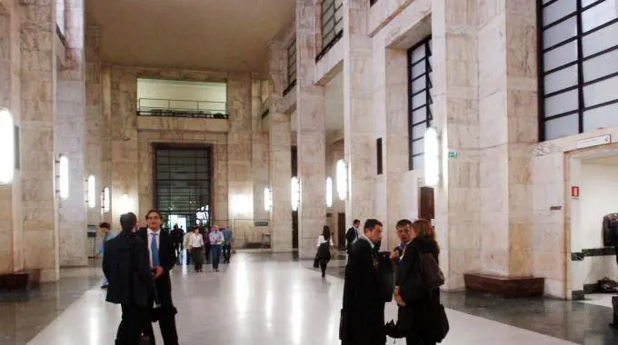 Dal metal detector rotto al tesserino contraffatto: tutte le ipotesi sull'ingresso di Giardiello