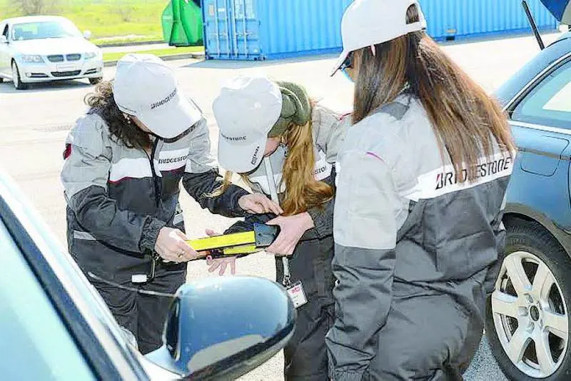 Resta a piedi e prova a rubare un cric: arrestato