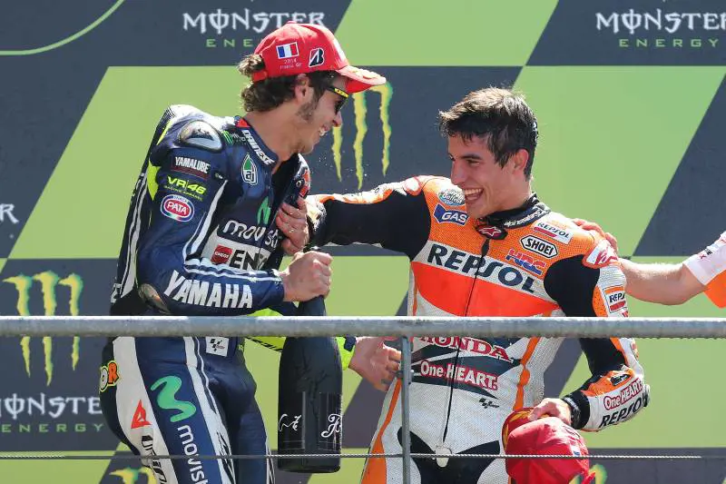 MotoGp, povero Marquez: prova a sbagliare ma vince lo stesso