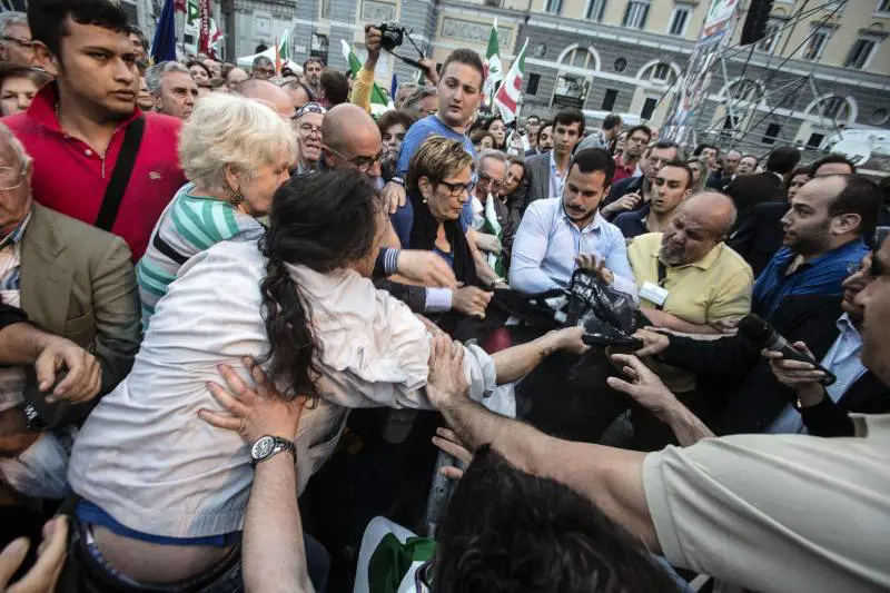 Ecco i veri democratici: botte a chi contesta Renzi