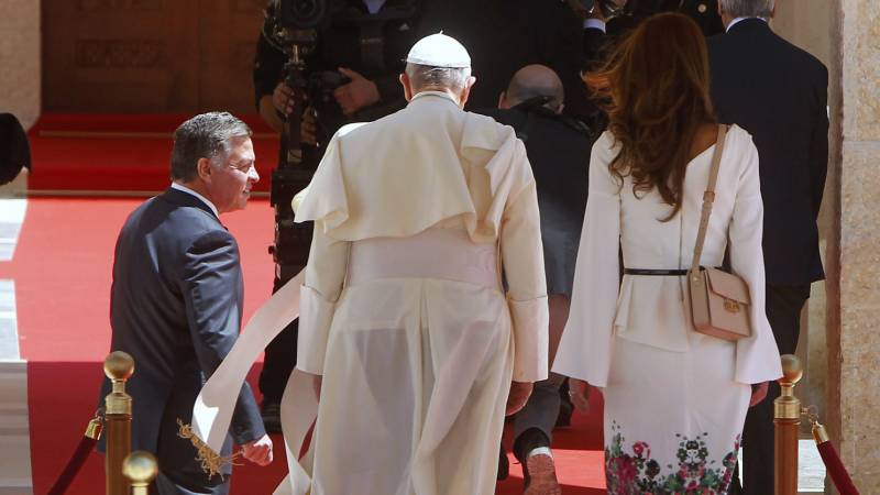 Abdallah e Rania di Giordania accolgono il Papa ad Amman